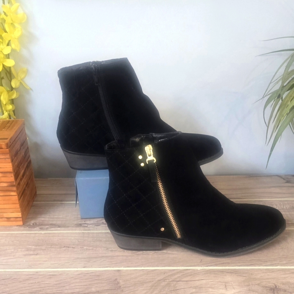 830 White Mountain Black Suede Ankle Boots Bootie Quilting at back of Heel Sz 9M